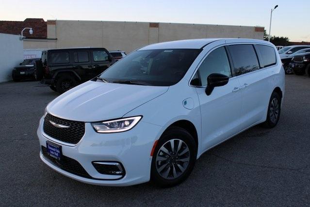 new 2025 Chrysler Pacifica Hybrid car, priced at $40,955