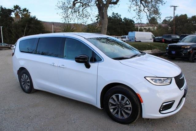 new 2025 Chrysler Pacifica Hybrid car