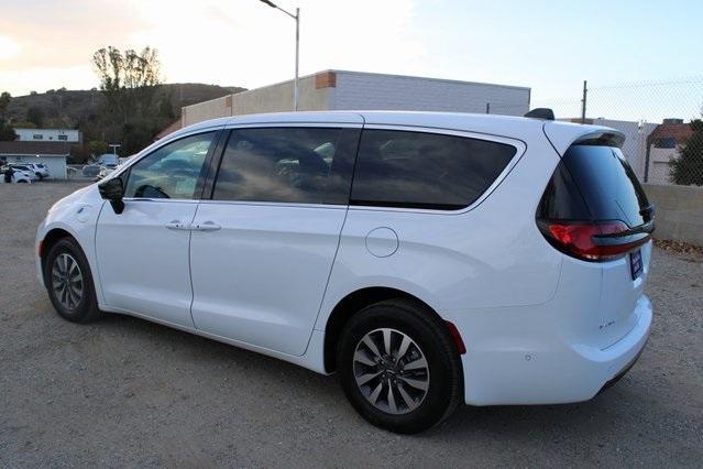 new 2025 Chrysler Pacifica Hybrid car