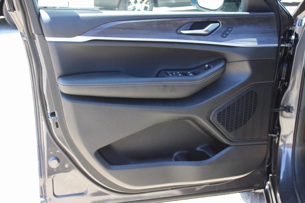 new 2025 Jeep Grand Cherokee L car, priced at $49,335