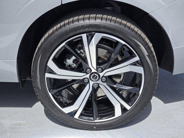 new 2025 Volvo XC40 car, priced at $51,015