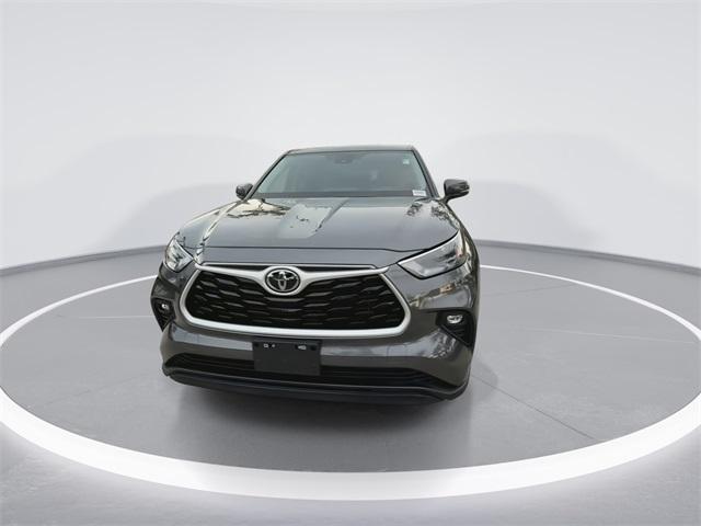 used 2023 Toyota Highlander car, priced at $29,997