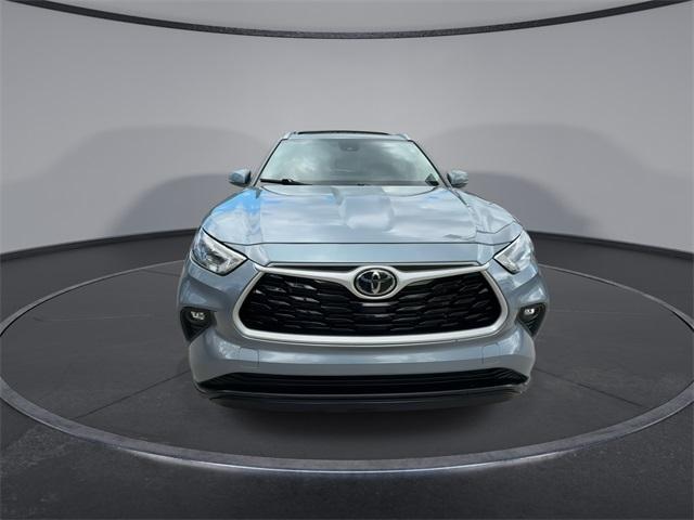 used 2023 Toyota Highlander car, priced at $32,597