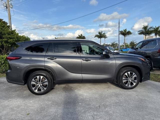 used 2021 Toyota Highlander Hybrid car, priced at $32,137