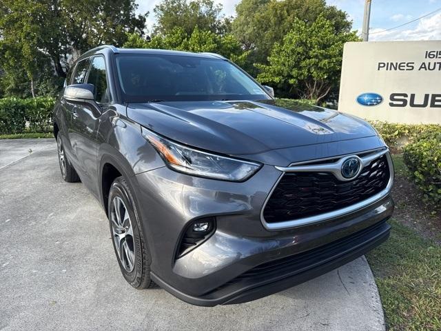 used 2021 Toyota Highlander Hybrid car, priced at $32,137