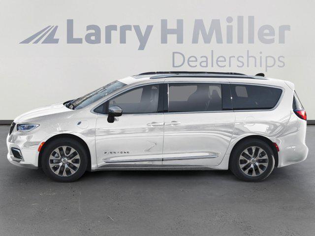 new 2025 Chrysler Pacifica Hybrid car, priced at $45,301