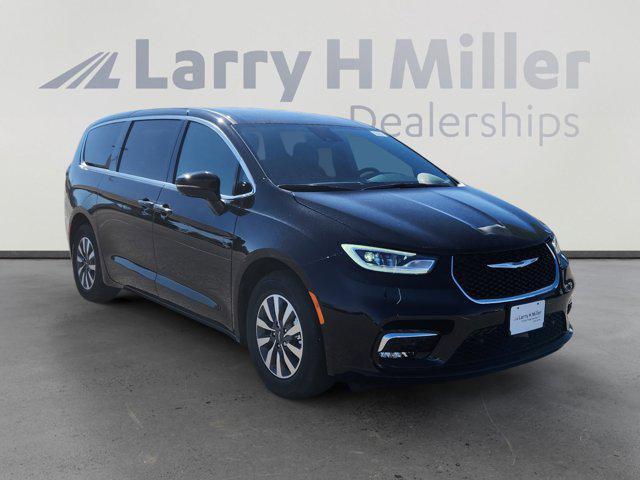 new 2025 Chrysler Pacifica Hybrid car, priced at $44,802