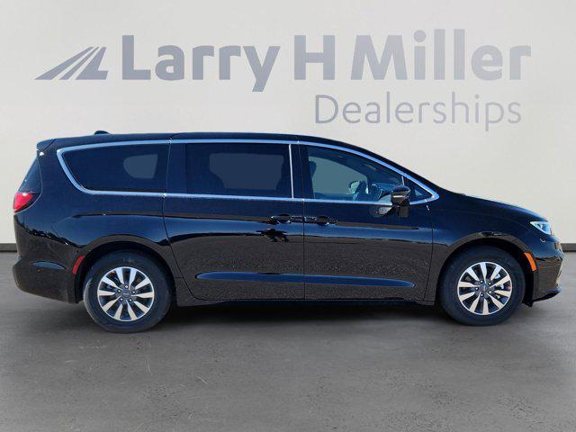 new 2025 Chrysler Pacifica Hybrid car, priced at $44,802