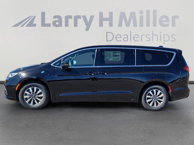 new 2025 Chrysler Pacifica Hybrid car, priced at $44,802