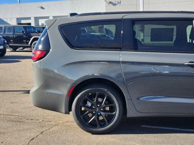 new 2024 Chrysler Pacifica car, priced at $46,201