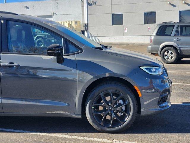 new 2024 Chrysler Pacifica car, priced at $46,201