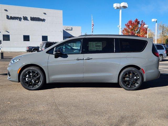 new 2024 Chrysler Pacifica car, priced at $46,201