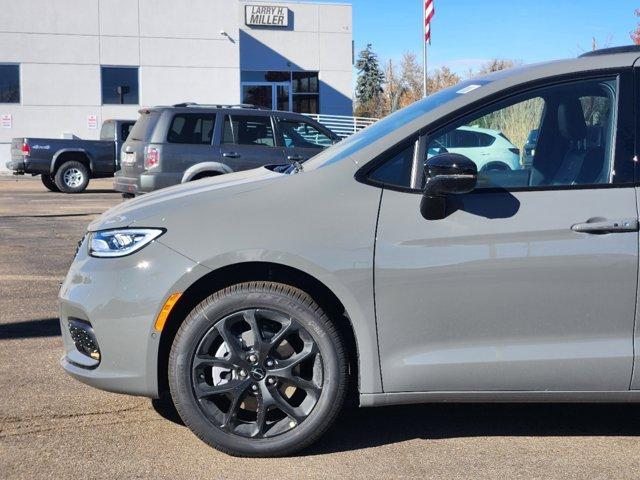 new 2024 Chrysler Pacifica car, priced at $46,201