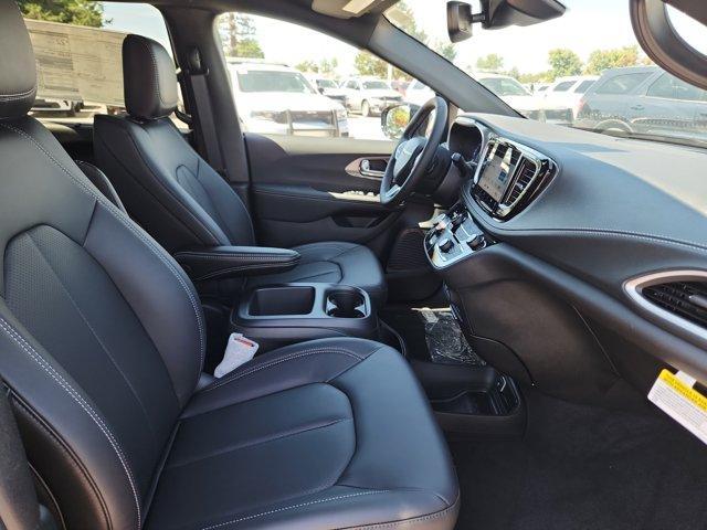 new 2025 Chrysler Pacifica car, priced at $41,427