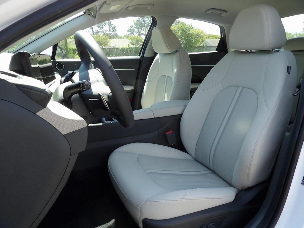 new 2025 Hyundai Sonata Hybrid car, priced at $32,813
