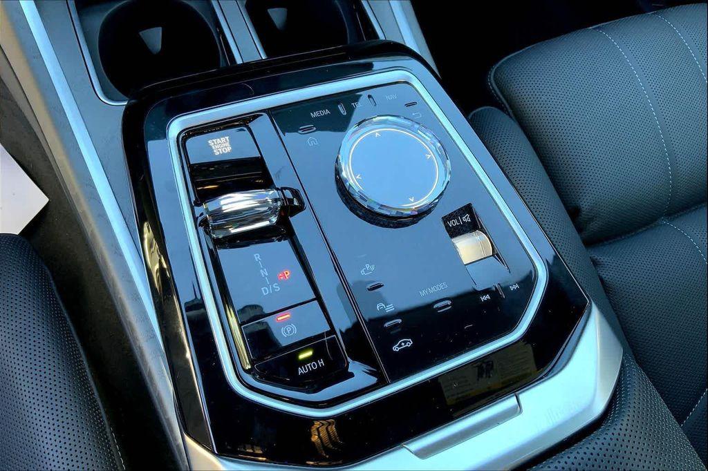 new 2025 BMW 760 car, priced at $121,974