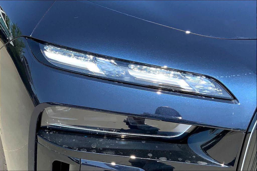 new 2025 BMW 760 car, priced at $133,990