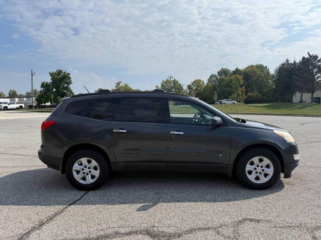 used 2009 Chevrolet Traverse car, priced at $3,995