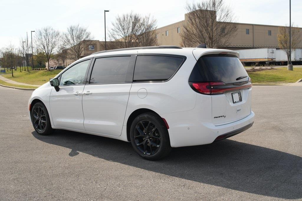 new 2024 Chrysler Pacifica car, priced at $43,818