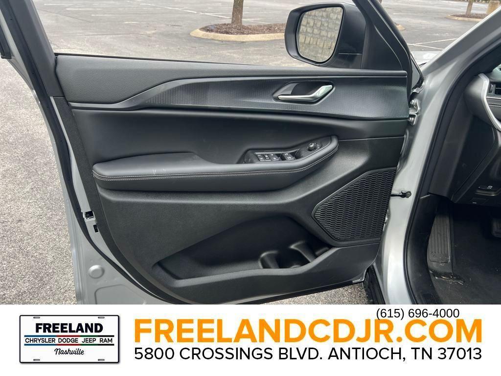 new 2025 Jeep Grand Cherokee car, priced at $41,817