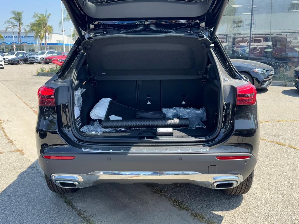 new 2025 Mercedes-Benz GLA 250 car, priced at $47,295