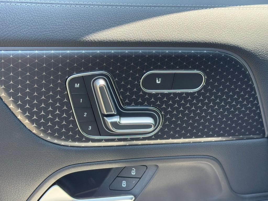 new 2025 Mercedes-Benz GLA 250 car, priced at $47,295