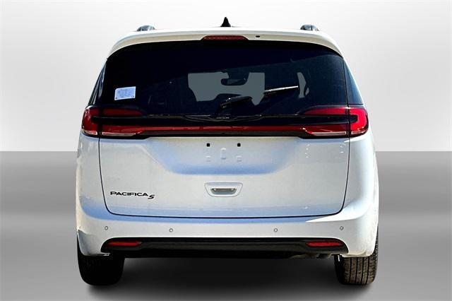 new 2024 Chrysler Pacifica car, priced at $48,926