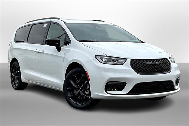 new 2024 Chrysler Pacifica car, priced at $51,976