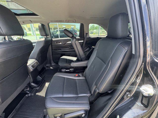 used 2019 Toyota Highlander car, priced at $27,995