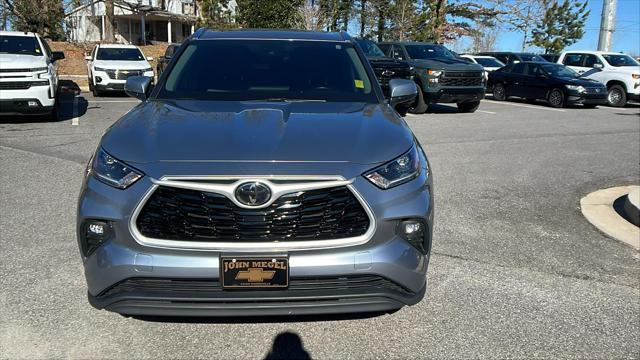 used 2021 Toyota Highlander car, priced at $32,456