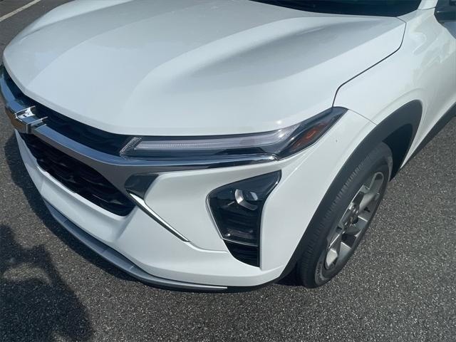 new 2025 Chevrolet Trax car, priced at $24,904