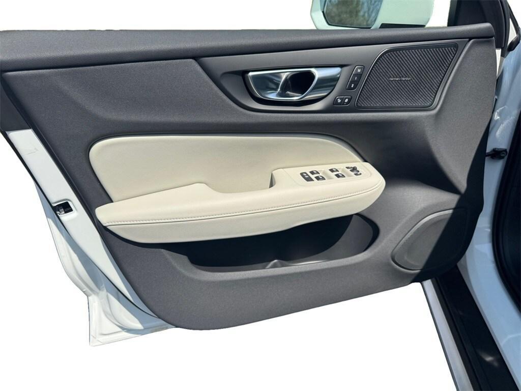 new 2025 Volvo V60 Cross Country car
