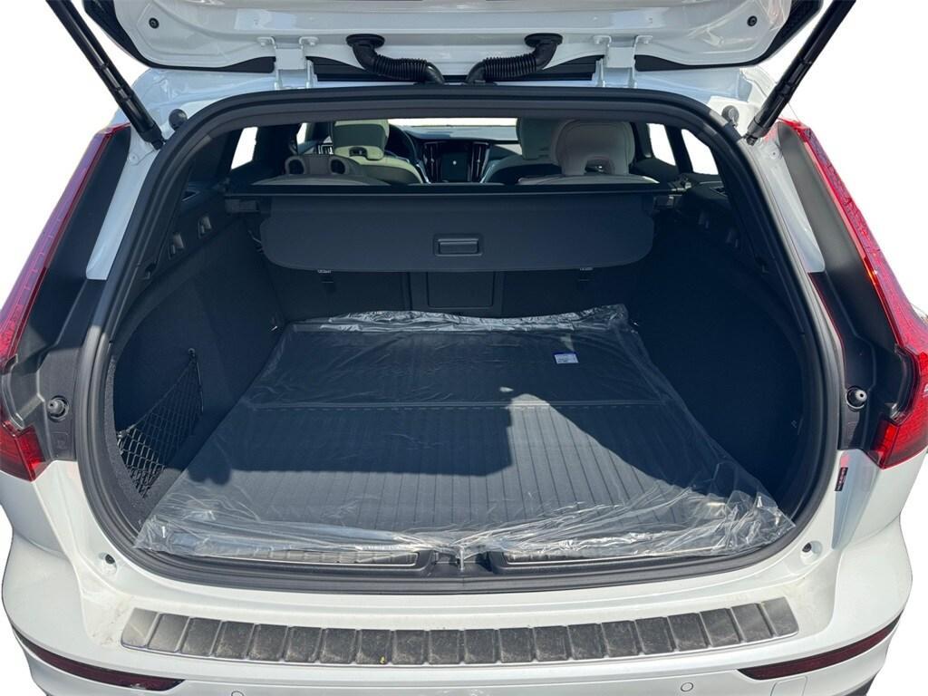 new 2025 Volvo V60 Cross Country car