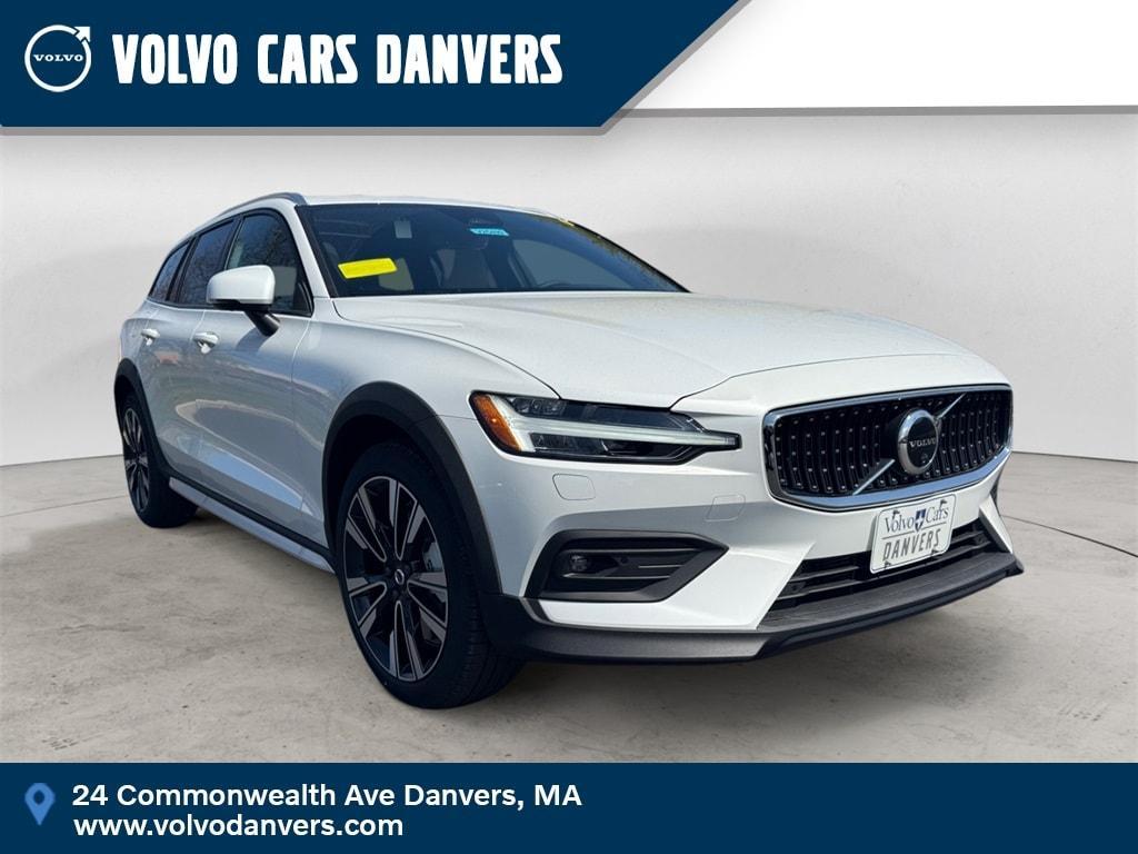 new 2025 Volvo V60 Cross Country car