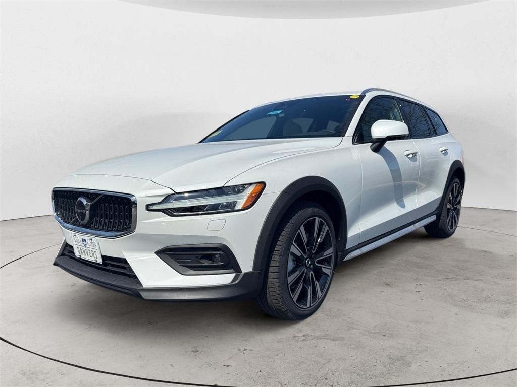 new 2025 Volvo V60 Cross Country car