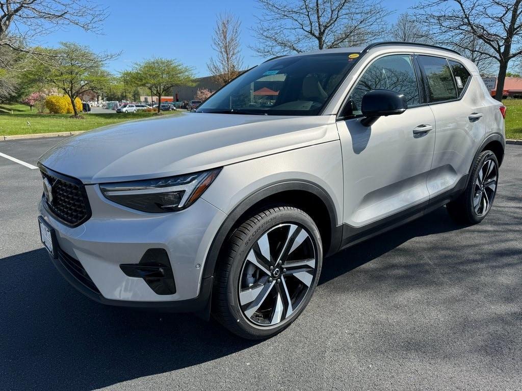 new 2024 Volvo XC40 car, priced at $45,975