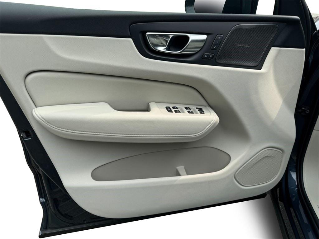 new 2025 Volvo XC60 Plug-In Hybrid car