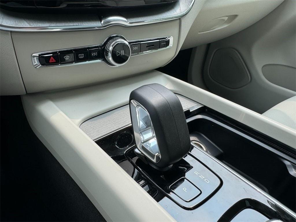 new 2025 Volvo XC60 Plug-In Hybrid car