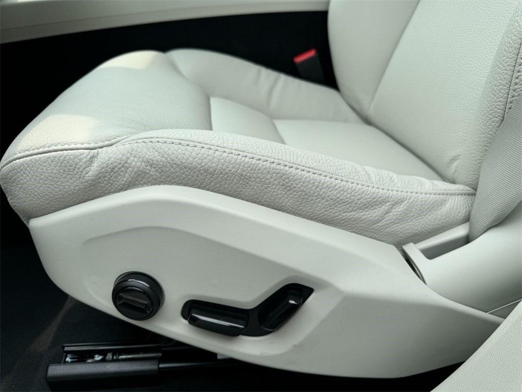new 2025 Volvo XC60 Plug-In Hybrid car