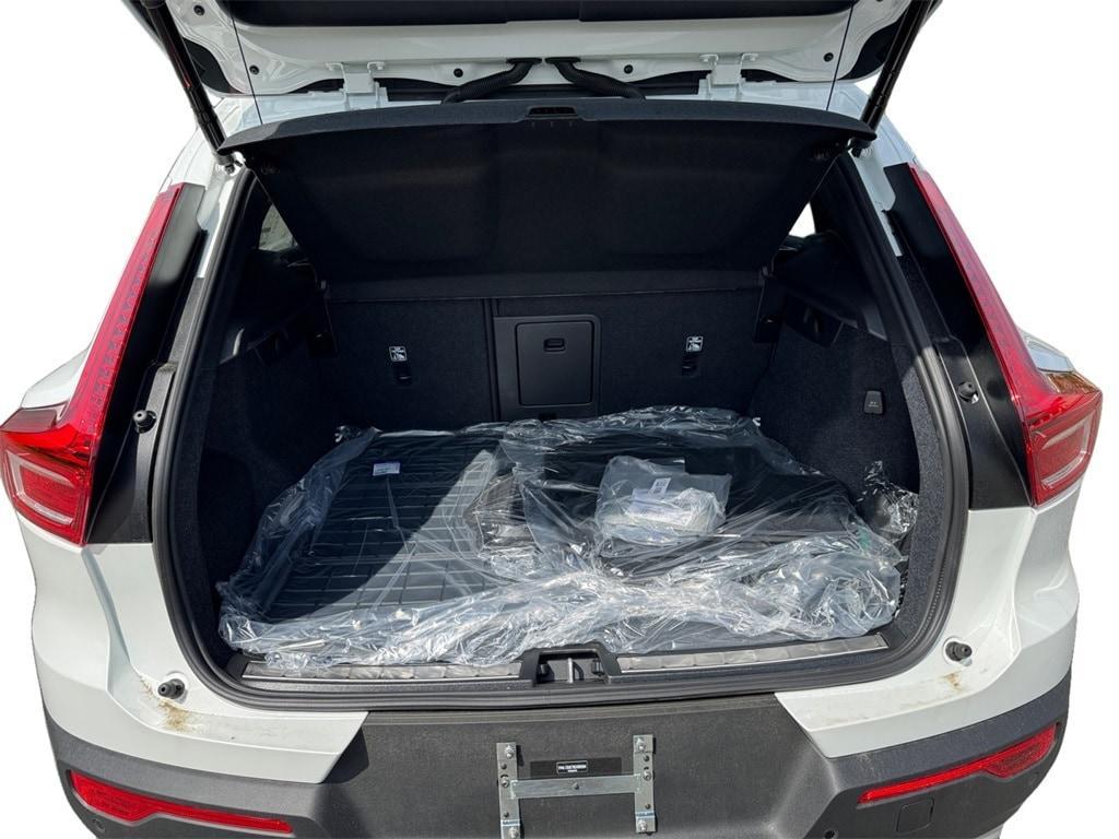 new 2025 Volvo XC40 car