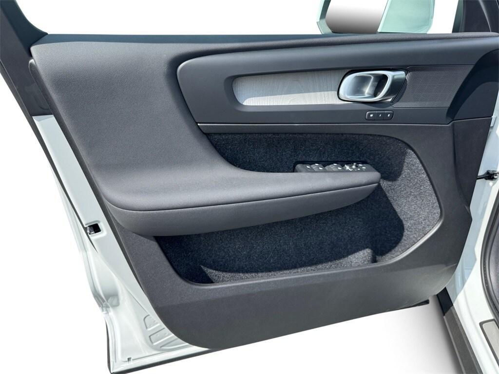 new 2025 Volvo XC40 car