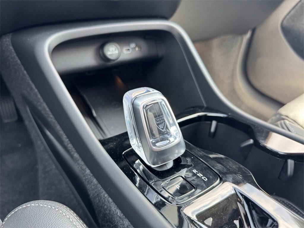 new 2025 Volvo XC40 car