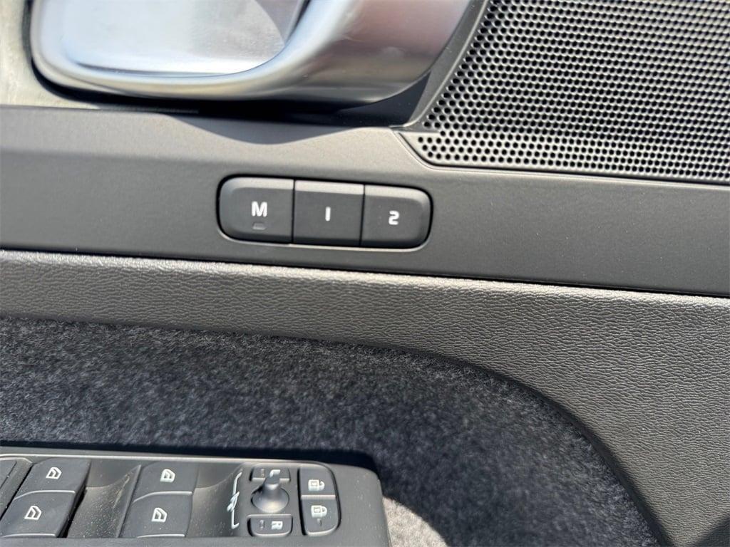 new 2025 Volvo XC40 car