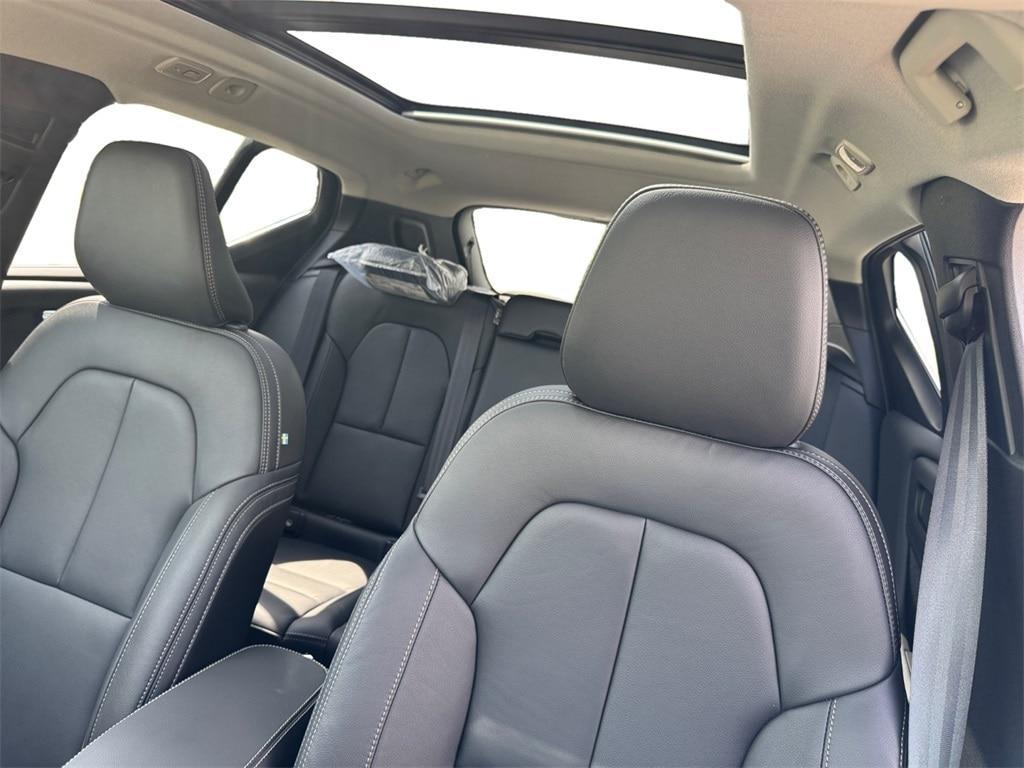 new 2025 Volvo XC40 car