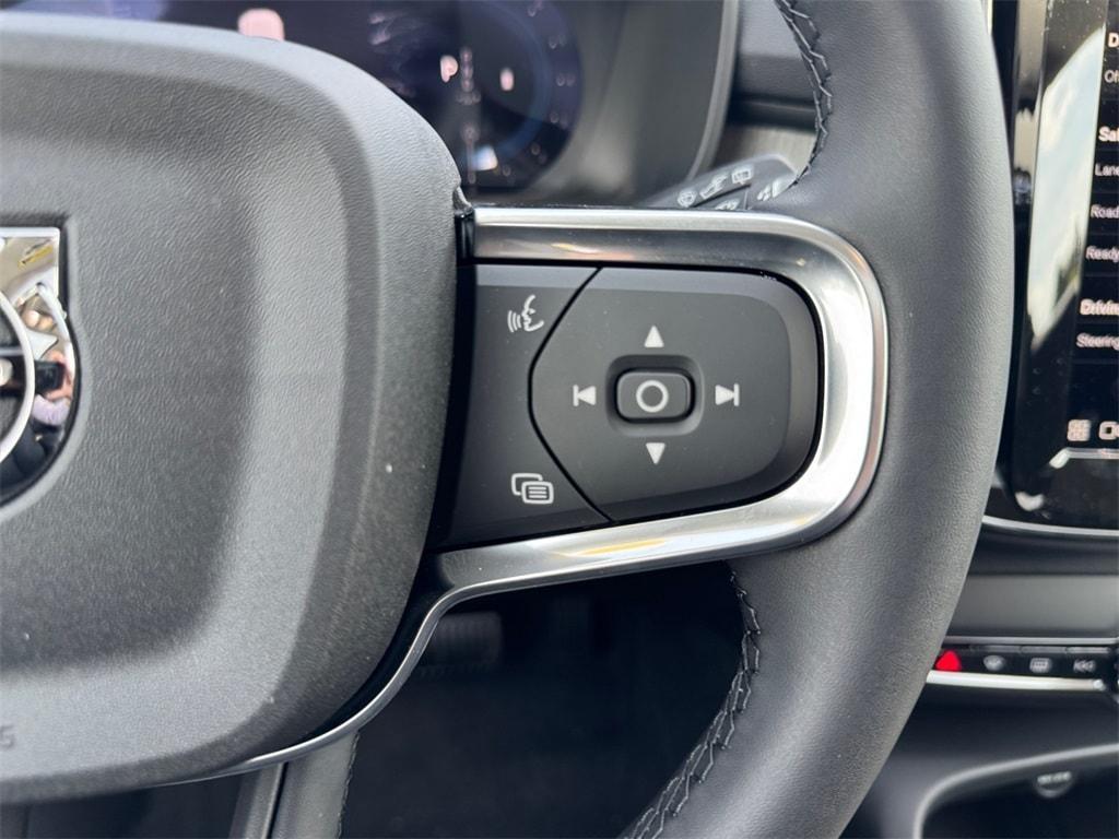 new 2025 Volvo XC40 car