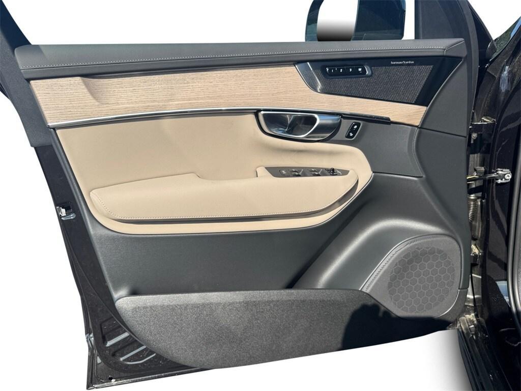 new 2025 Volvo XC90 Plug-In Hybrid car, priced at $77,895
