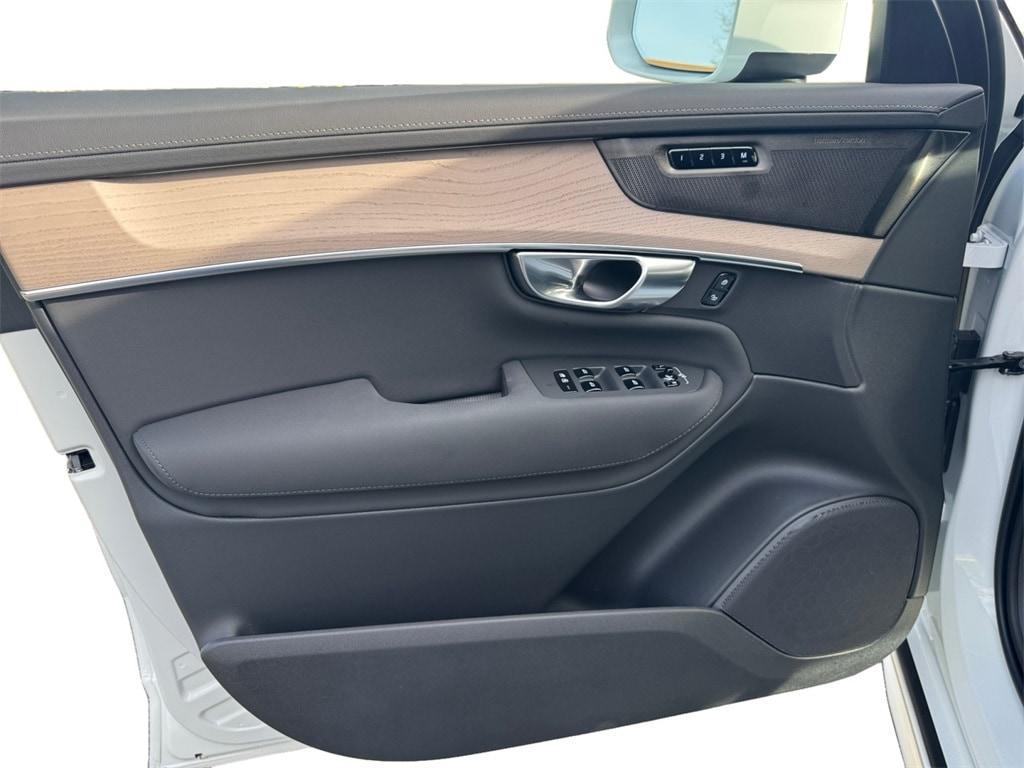 new 2025 Volvo XC90 Plug-In Hybrid car