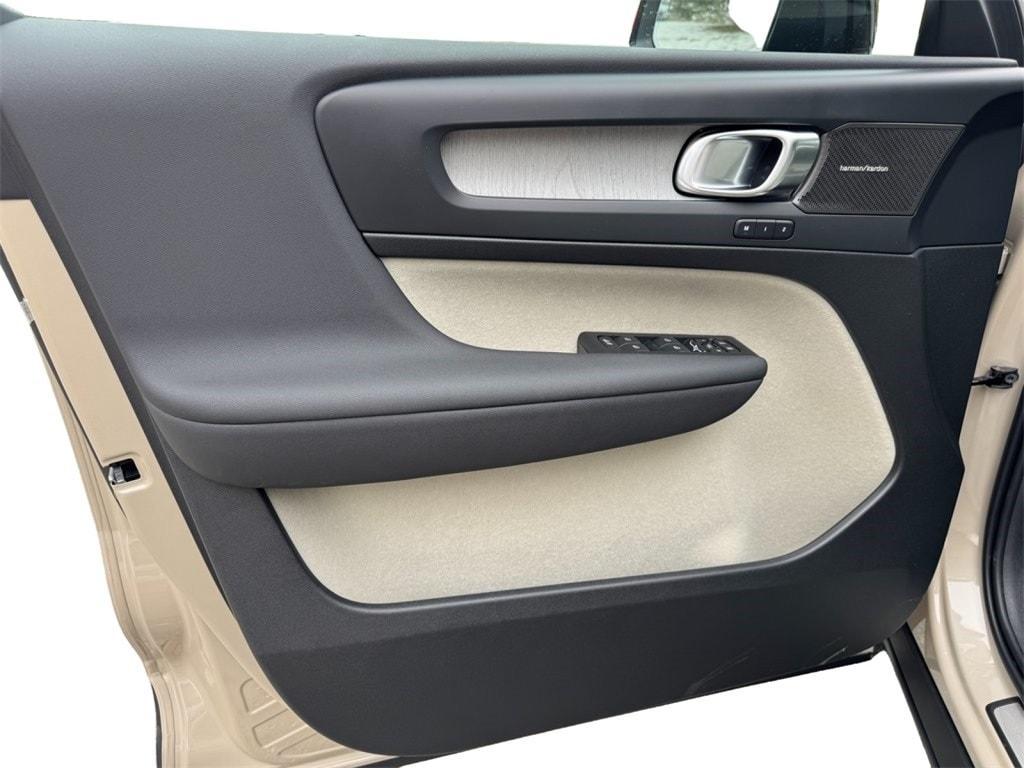 new 2025 Volvo XC40 car, priced at $55,415