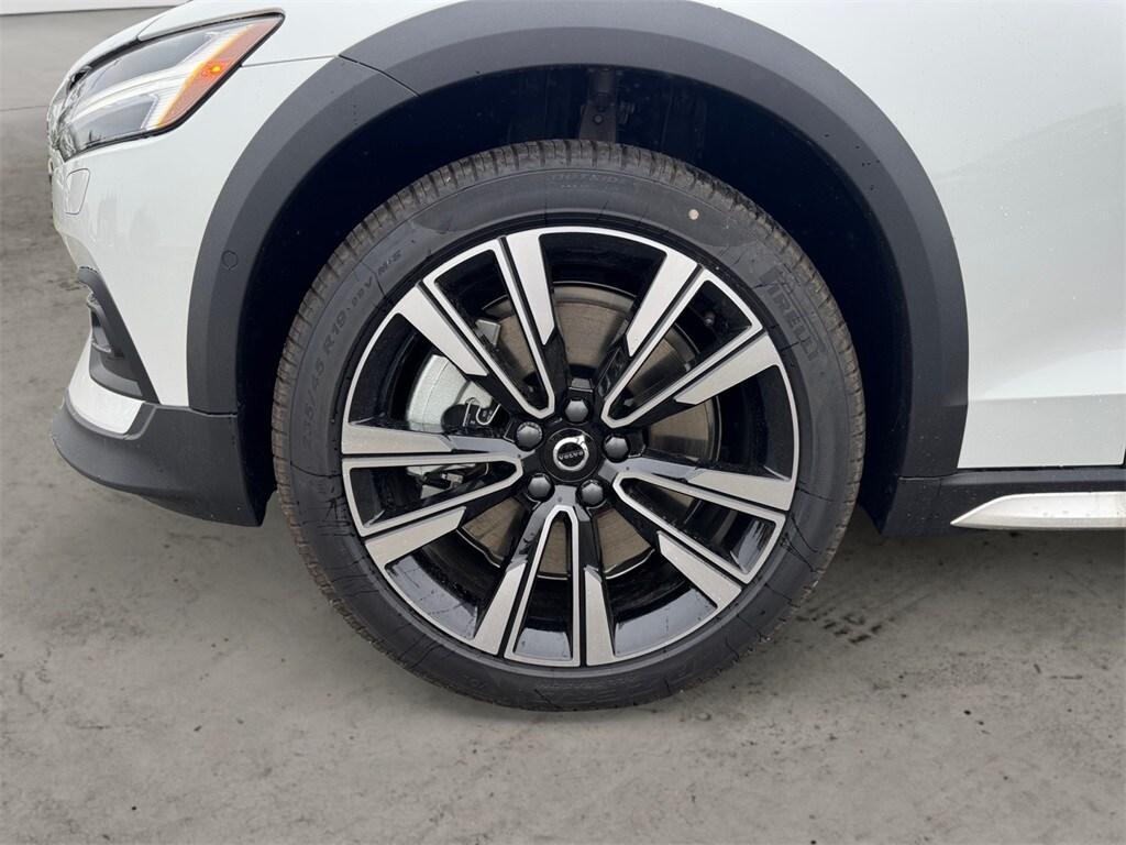 new 2025 Volvo V60 Cross Country car, priced at $58,905