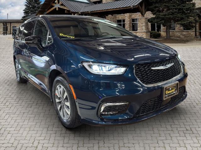 new 2025 Chrysler Pacifica Hybrid car, priced at $40,525